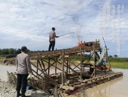 Polsek Pangean Tertibkan Aktivitas PETI di Desa Tanah Bekali, 3 Rakit Dimusnahkan