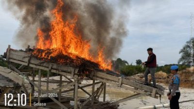 Polsek Singingi Hilir Tertibkan Aktivitas PETI di Desa Petai, 2 Rakit Dompeng Dimusnahkan