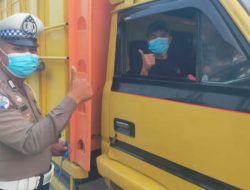 Polri Peduli Kesehatan, Polsek Kandis Bagikan 100 Masker di Jalur Pekanbaru–Duri