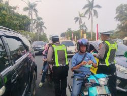 Tak Cuma Atur Lalu Lintas, Polresta Pekanbaru Juga Bagi Masker ke Warga