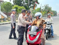 Jelang Perayaan Hari Kemerdekaan RI ke-81, Polres Inhu Bagikan Bendera Merah Putih Kepada Pengguna Jalan