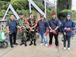 Bersama Babinsa, AJMI dan PW Pemuda Muslim Sumut Bagikan 1945 Bendera Merah Putih, Gelorakan Semangat HUT ke-81 RI