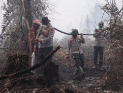 Hari ke-11 Penanganan Karhutla Rimbo Panjang, Kapolres Kampar Pimpin 10 Regu Gabungan Kendalikan Api di Lahan Gambut 13 Hektar
