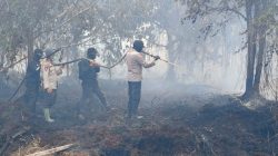 Bersama Tim, Kapolres Inhu Berjibaku Lakukan Pemadaman dan Pendinginan Karhutla di Tanah Sitaan Negara