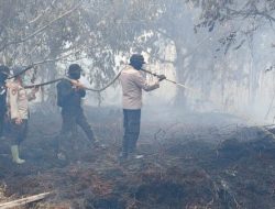 Bersama Tim, Kapolres Inhu Berjibaku Lakukan Pemadaman dan Pendinginan Karhutla di Tanah Sitaan Negara