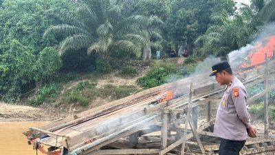 29 Rakit PETI di Kuansing Dibakar dan Dihanyutkan, Tak Ada Pelaku Ditangkap
