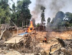Dapat Laporan 110, Polsek Hulu Kuantan Bakar 3 Dompeng PETI