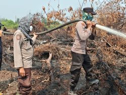 Wakapolres Pelalawan Turun ke Lahan Gambut Kerumutan Padamkan Karhutla Sejak Pagi