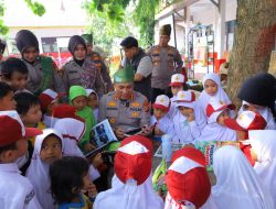 Polresta Pekanbaru dan Damkar Ajarkan Siswa SD 68 Simulasi Padamkan Api