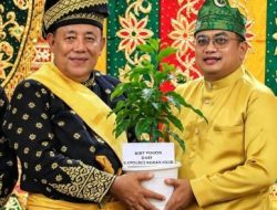 Dikukuhkan Sebagai Ketua MKA LAM Rohil, H Fuad Ahmad Terima Bibit Pohon dari Kapolres