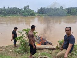 Tak Beroperasi dan Ditinggal Pemilik, 14 Rakit PETI di Kuansing Dibakar