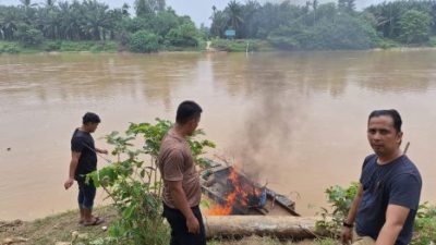 Tak Beroperasi dan Ditinggal Pemilik, 14 Rakit PETI di Kuansing Dibakar