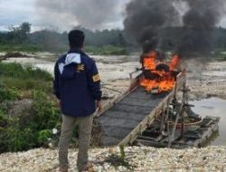 Tak Ada Pelaku Ditemukan, Polisi Musnahkan 8 Rakit PETI di Desa Pantai