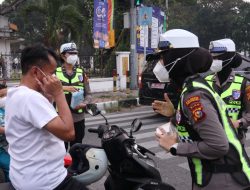 Peduli Kesehatan Warga, Polresta Pekanbaru Bagikan Masker Cegah Dampak Asap
