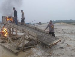 Polsek Kuantan Mudik Musnahkan Dua Rakit PETI di Desa Pantai