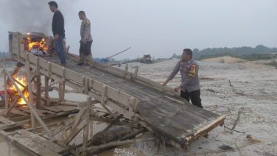 Polsek Kuantan Mudik Musnahkan Dua Rakit PETI di Desa Pantai