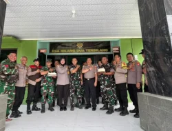 Kapolsek Megamendung dan Jajarannya Berikan Kejutan Ke Posmil 0621 Kecamatan Mega Mendung Di Hut Tni Ke-81