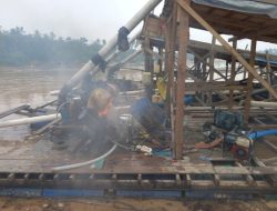 Polsek Cerenti Gasak PETI di Sungai Kuantan, 3 Rakit Dibakar