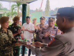 Kejutan HUT TNI ke-81, Polsek Bina Widya Datangi Markas Baterai A