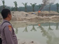 Polsek Singingi Rusak dan Bakar Dua Rakit PETI Usai Terima Laporan 110