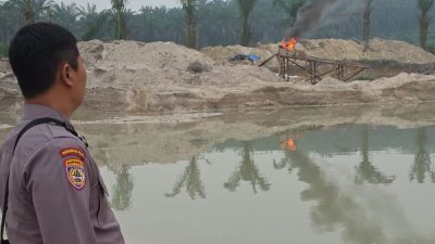 Polsek Singingi Rusak dan Bakar Dua Rakit PETI Usai Terima Laporan 110