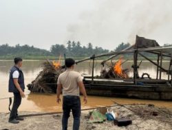 Jaga Kelestarian Sungai Kuantan, Polsek Pangean Musnahkan Rakit PETI*