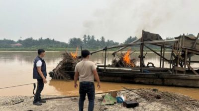 Jaga Kelestarian Sungai Kuantan, Polsek Pangean Musnahkan Rakit PETI*
